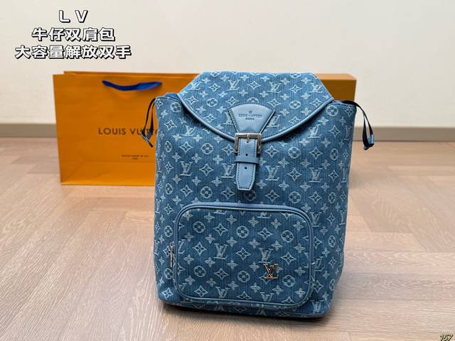 P230 Lv路易威登牛仔双肩包 满足日常所需，解放双手 款式百搭 有非常能装低调简单 包身不易变形，自重轻 尺寸28 36