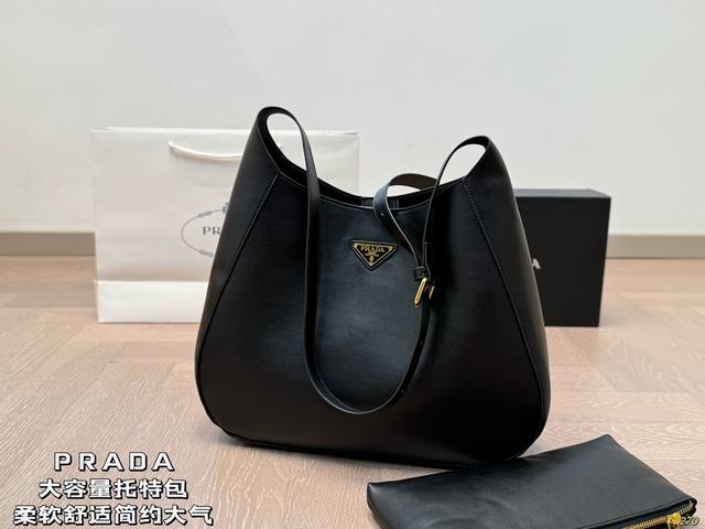 P160 Prada 普拉达大容量托特包 柔软舒适，简约大气～ 磁吸开合 自重轻，超大容量 极简风大气又高级 休闲随性的感觉 可手提可肩背 上身非常帅气 尺寸3
