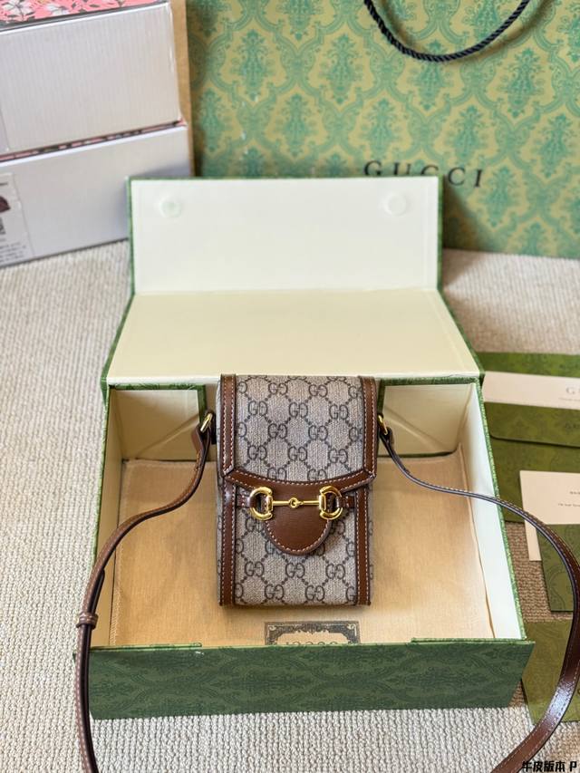 牛皮版本 P200 Gucci手机包 1955 复古系列真的太香 采用品牌经典双G字母交织图案帆布制作 以马术中的马街扣为设计亮点 肩带可调节 单肩背和斜挎均司