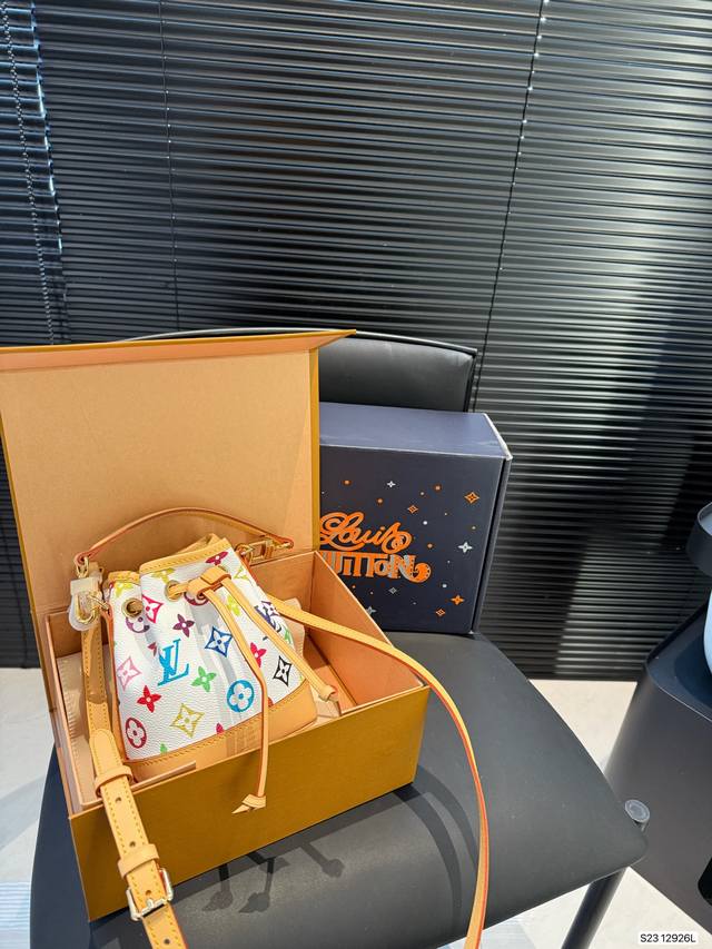 P200 配飞机盒折叠盒子 Lv水桶 Lv尤物人间白三彩真漂亮啊白三彩系列每一只都值得收藏，又可以搭配俏皮可爱下次想试试洒脱一点穿搭彩色老花 五彩缤纷的少女心满