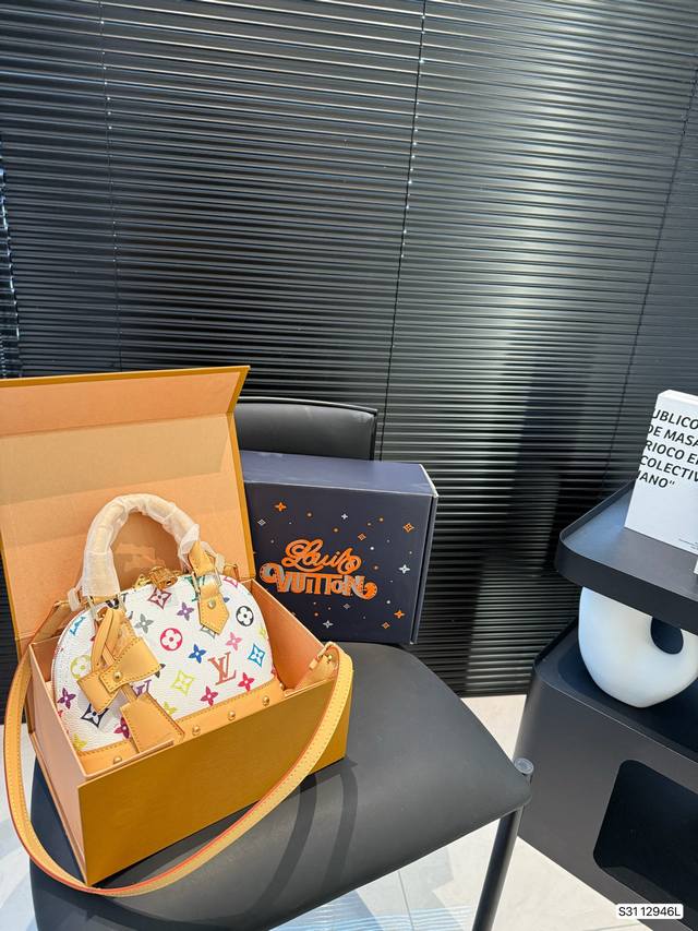 P250 配飞机盒折叠盒子 Lv 贝壳 Lv尤物人间白三彩真漂亮啊白三彩系列每一只都值得收藏，又可以搭配俏皮可爱下次想试试洒脱一点穿搭彩色老花 五彩缤纷的少女心