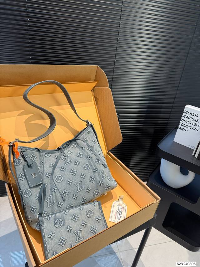 P230 配飞机盒折叠盒子 牛仔Carryall V新款，可斜挎、单肩。容量保证，敞口磁铁吸内扣取放平板小电脑非常方便，设计比Neverfull小巧、肩带够宽不