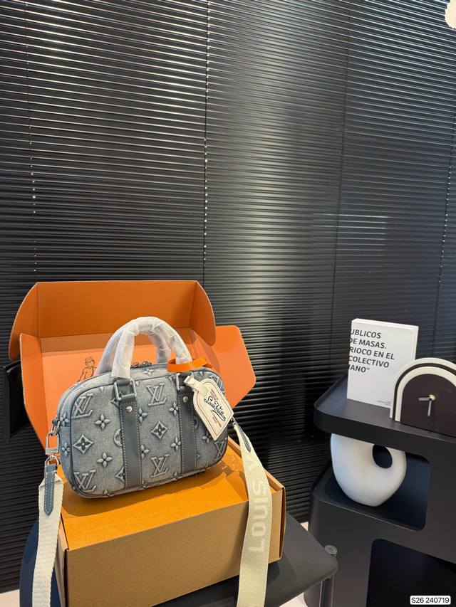 P220 配飞机盒折叠盒子 Lv牛仔爆款男士公文包 这款手袋21新料 制成，皮质超软 手感超级好 经典永恒。优雅低调的外形设计和宽敞的包身更加入了实用性。尺寸2