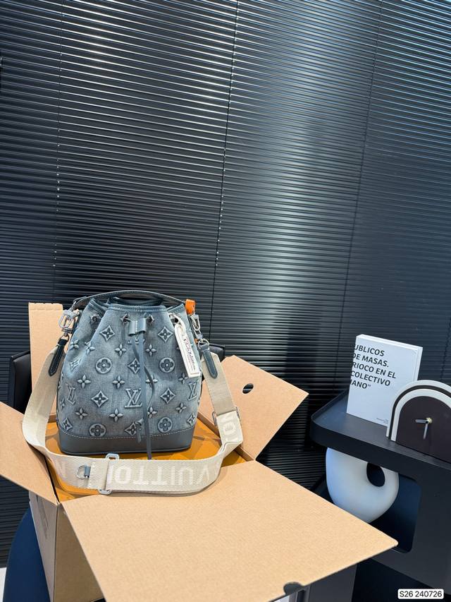 P220 配飞机盒折叠盒子 Lv牛仔水桶包 这款手袋新料 制成,手感超级好 经典永恒。优雅低调的外形设计和宽敞的包身更加入了实用性。尺寸21 25 货号2407 P220 配飞机盒折叠盒子 Lv牛仔水桶包 这款手袋新料 制成,手感超级好 经典永恒。优雅低调的外形设计和宽敞的包身更加入了实用性。尺寸21 25 货号2407