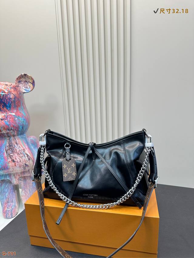 P270 配折叠盒 Lv新的Carryall Bb 鲶鱼须子和大金链子宝宝们形容的太贴切了 Lv配金链子真的好看 小小咩觉得新版Carryall变可爱 了，而且