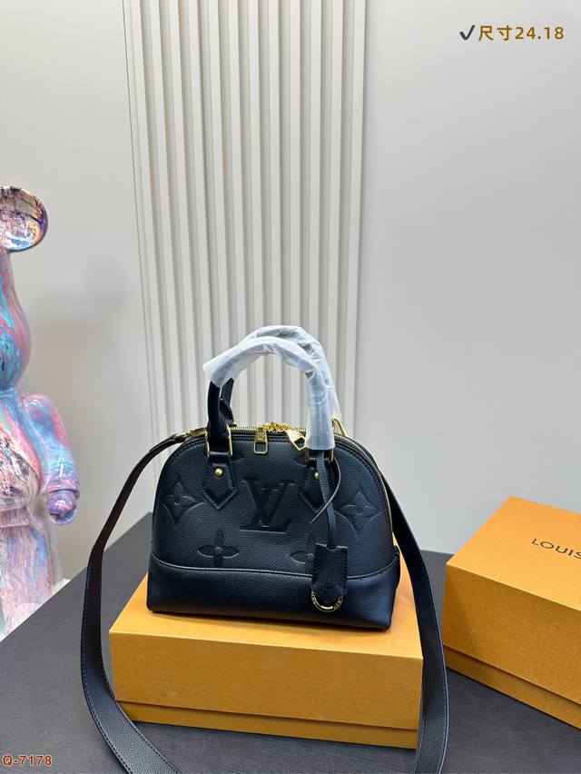 P230配折叠盒 Lv 新款 压花贝壳包 此款手袋在全球范围拥有大批忠实拥簇。为1930年代的旅行者而设计包带设计可供肩背或斜挎。如今的Speedy 20是一款