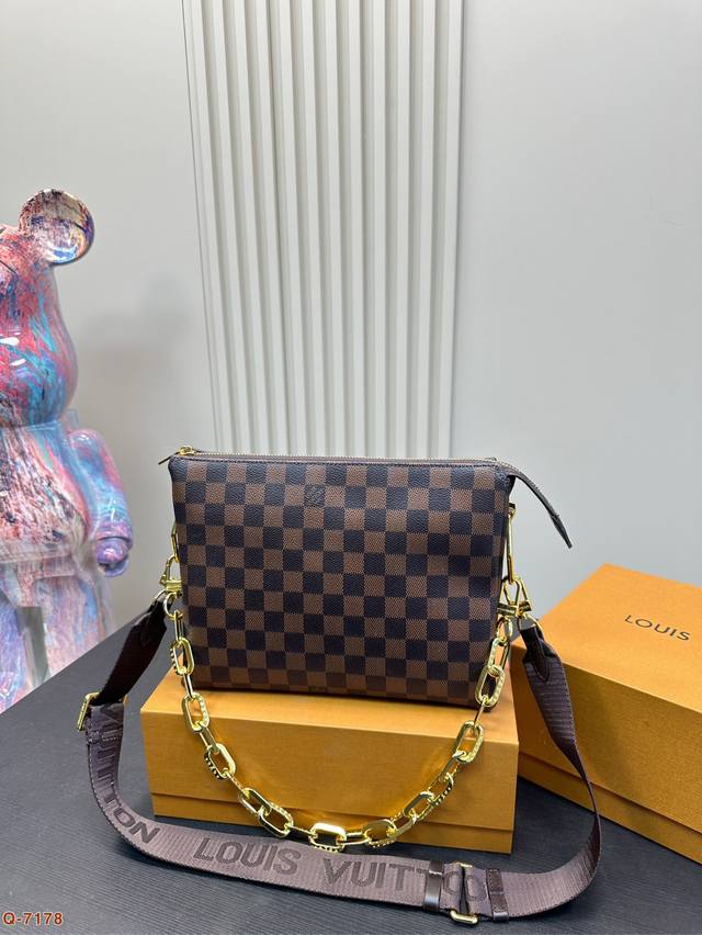P230 配折叠盒 原单 Lv 走秀新款Cousin 时尚博主必备单品，Lv独有的亮金色金属，作为本次设计的肩带粗链条，抓眼球效果非常到位，妥妥的凹造型！尺寸：