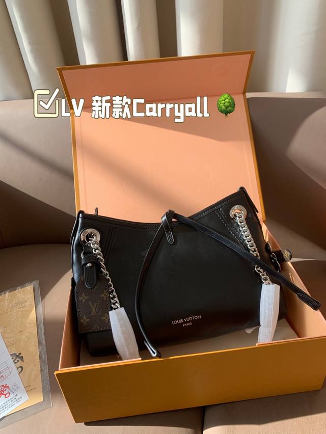 P180 Lv 新款Carryall Iv新品直戳我心！ 男生也能背的全新纯黑 Carryall 男生背也超好看特别是这种随性的一个风格加上羊皮的一个光滑柔软的