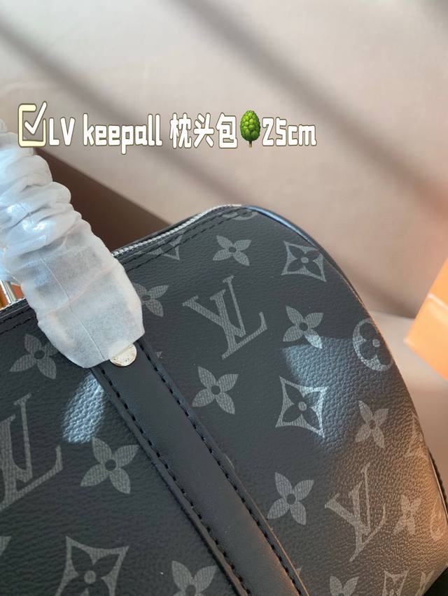 P160 礼盒包装 Lv Keepall 枕头包 设计真的是开挂了 上身效果绝美 一年四季搭配绝绝子尺寸25*19