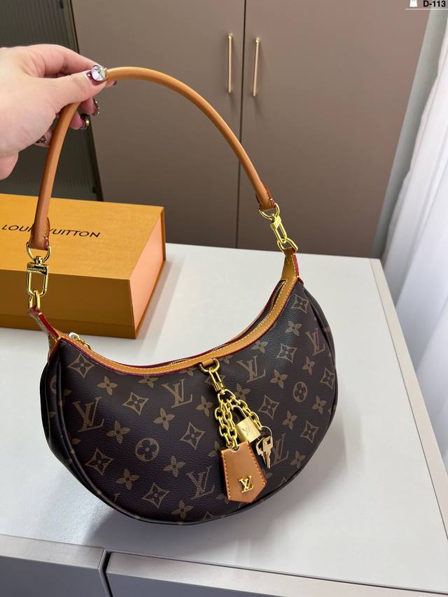 P160 Lv路易威登月亮包 新款改良了下不好单手拉拉链弧度，新款会成为下一个爆款 D-113尺寸28×16折叠盒