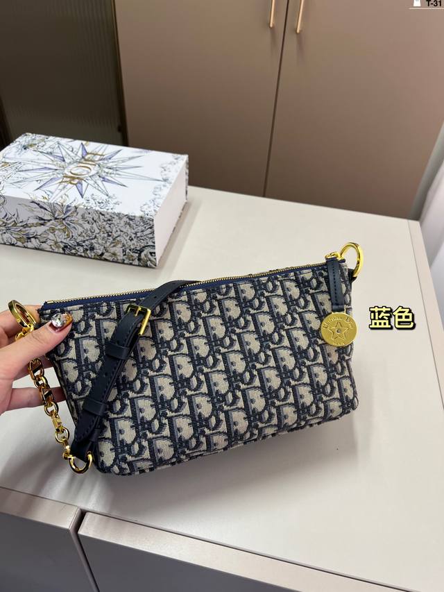 P150 迪奥 Dior 饭盒包 Dior饭盒包既有颜值又有实力 超级适合拍照 日常穿搭也很百搭 T-31尺寸22×14折叠盒