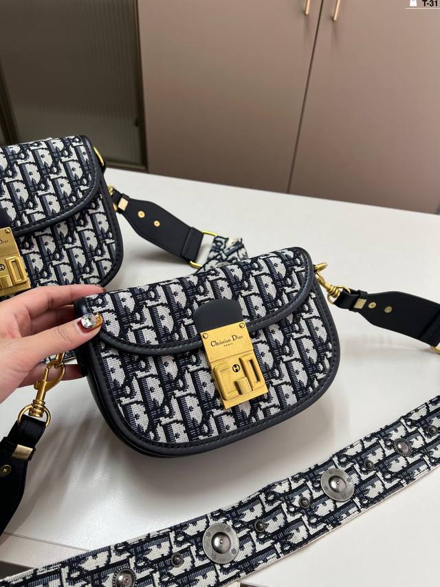 小 P140 Dior 迪奥新款蒙田半月包 马鞍包 老花斜挎包 超级百搭 不管是实用性还是颜值都是没得说！ 背上气场全开 T-31尺寸21×13 24×14折叠