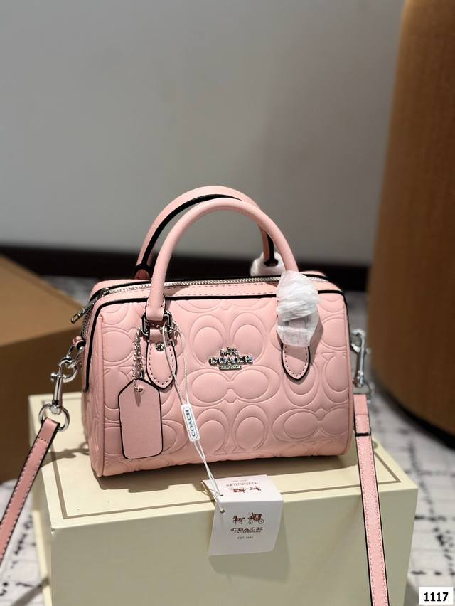 P160 配折叠盒子 蔻驰枕头包出货 专柜同步 最新款 超级实用的款式 手提 斜挎多用款 原版电镀五金带Logo 超级大牌 内衬Logo时尚百搭款式 不挑年龄段