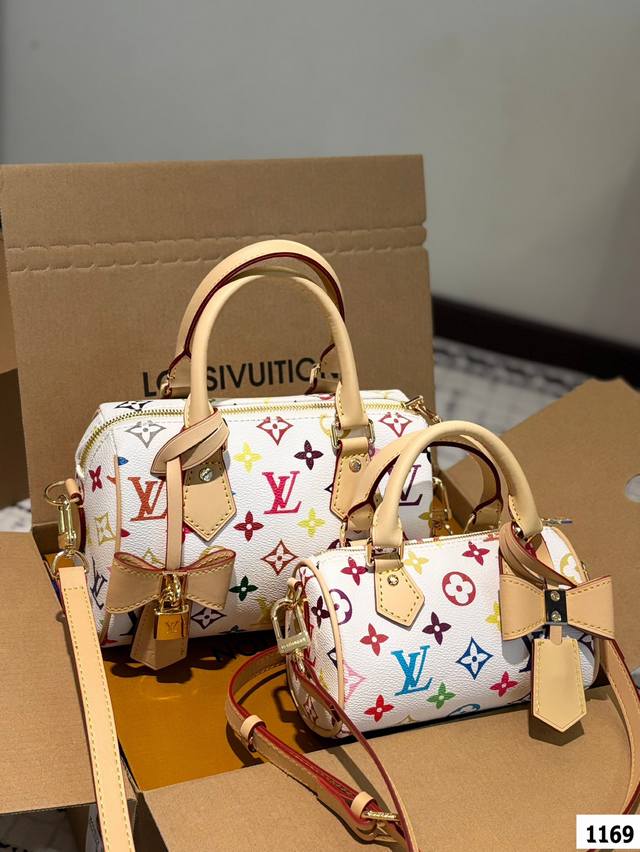 P170 P200 配飞机盒折叠盒子 Lv 法棍 Lv尤物人间白三彩真漂亮啊白三彩系列每一只都值得收藏，又可以搭配俏皮可爱下次想试试洒脱一点穿搭彩色老花 五彩缤