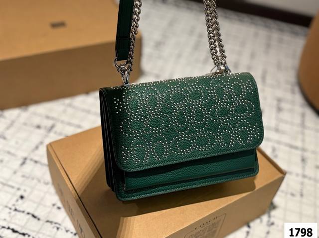 P200 配折叠盒子 蔻驰柳钉专柜同款蔻驰～链条包 Tabby新款系列。皮质柔软细腻简洁大方。多层夹层 链条斜挎款 尺寸21 15