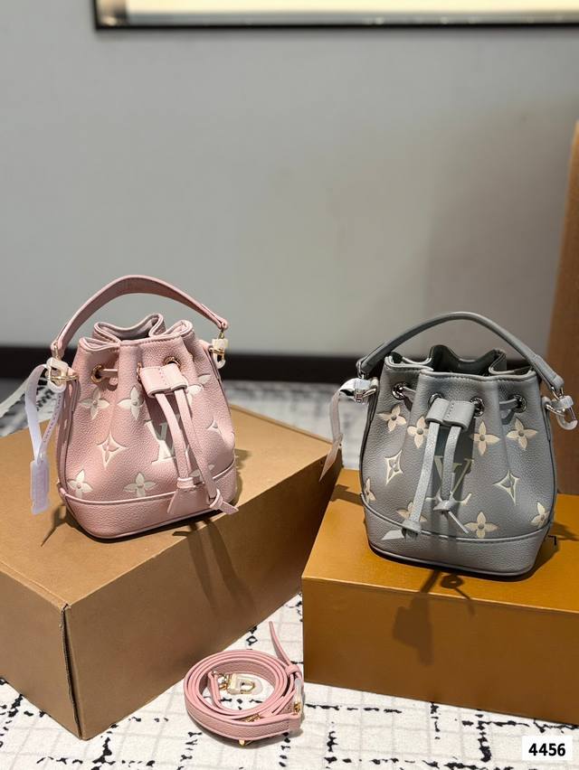 P140 这颗真的太太太太可爱了！ 现在的小废包越来越香了￠ 肩带不会很长 可调节 手拎斜挎都 可 超级百搭～ 尺寸13 16Cm