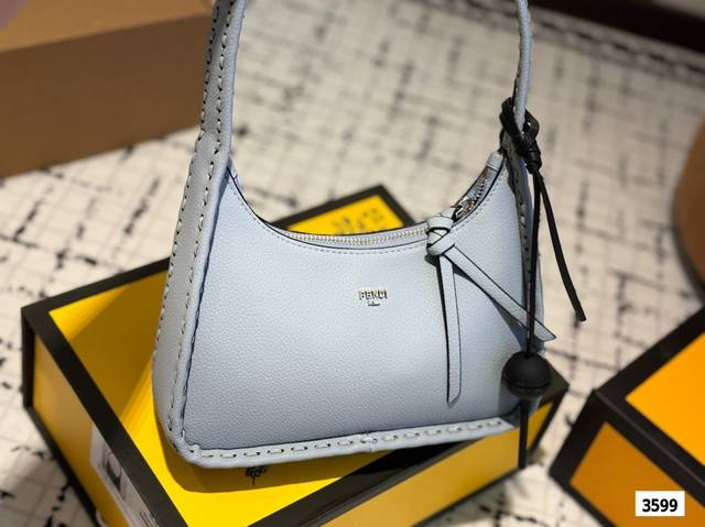 配挂件 P210 最新 Fendessence 迷你 Hobo包 最新Fendessence 迷你Hobo 包，经典老花可手提可做 腋下包，日常又百搭，包身超级
