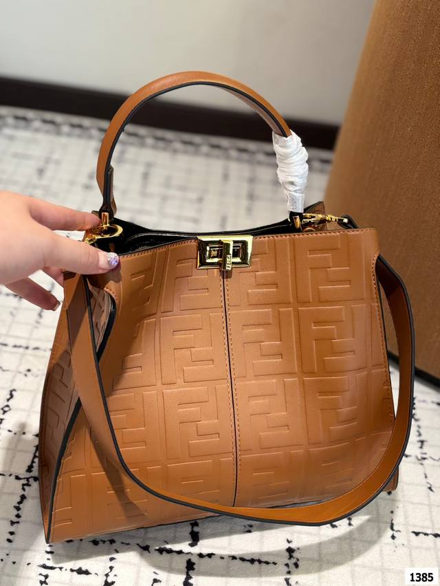 P200 尺寸30.24 芬迪Fendi Peekaboo小猫包 金属字母肩带托特包 日常通勤简直绝配 又酷又飒的奢华 可盐可甜 集美们冲它