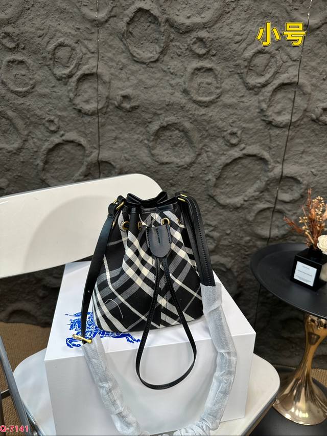 P200 P210 配折叠盒 巴宝莉Burberry 新款小水桶换了新设计师 真的像开了挂！ 经典格纹 真的高级感拉满！ 尺寸18.18 28.28Cm