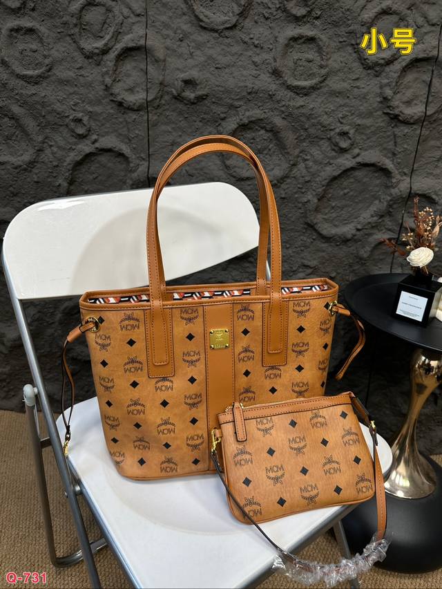 P210 P250 Mcm新品购物袋拥有随和的款式,定制版五金配件,经典购物袋 买1得2 可以手提肩背斜挎 特别实用 大家都在追捧的一个款式 内里小包 可拆卸 P210 P250 Mcm新品购物袋拥有随和的款式,定制版五金配件,经典购物袋 买1得2 可以手提肩背斜挎 特别实用 大家都在追捧的一个款式 内里小包 可拆卸