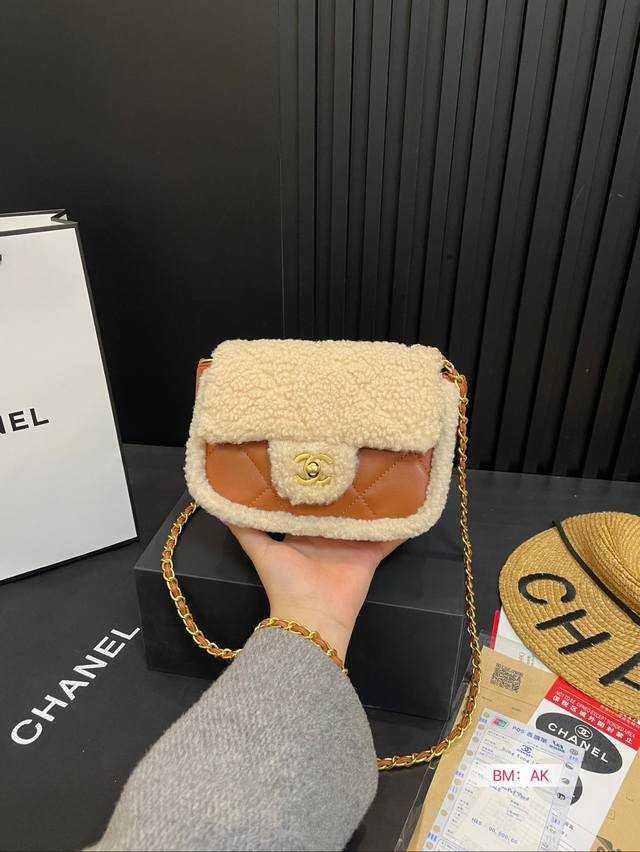 P200 配折叠礼盒 香奈儿Chanel 小香Cf羊羔毛 原版面料专柜对版回头率百分百哦 细节完美 真正的白富美专用包很美哦尺寸：18*11