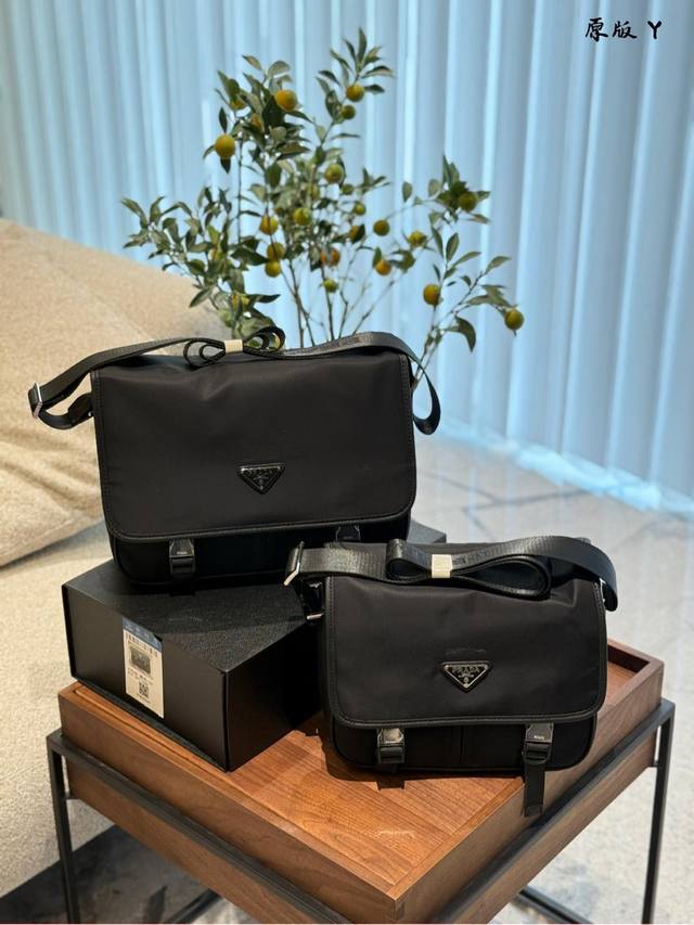P240 P250 ▼Prada再生尼龙和Saffiano皮革单肩包 Prada 春夏系列将科技创新织物和传统材质相结合 服装和配饰皆彰显出新颖的廓形，崇尚矛盾