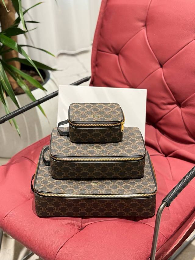 P150 P160 P180 Celine 旅行系列的爱用好物 旅行中除了爱人和自由时光， 还可以用一些好物分类容纳自己的精致愉悦⑨ 尺寸：大号 35 × 25