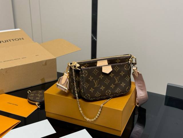 ￥ P230 配折叠盒飞机盒 Size：24.0×13.0×4.5 19.5×11.0×4.0 9.5×2.0。 最近这款卖的超好 我重新拍一下 对版五金 配包