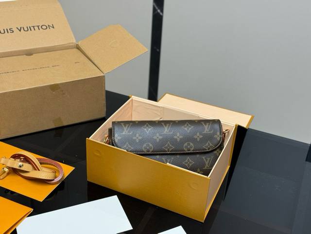 ￥ P230 配折叠盒飞机盒 Size：22*12Cm Lv 新晋爆款Ivy Woc 出道即巅峰 双链条设计的麻将包 可斜挎可单肩可手提 内置卡槽 可爱好用！