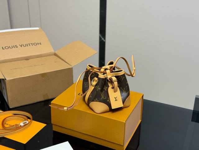 ￥ P230 配折叠盒 Size：12*12Cm Lv Noe Purse 小烧麦真的巨可爱！ 包包的容量还 肩带长度虽然不能调节 但很好用！ 原版黄色，白色完