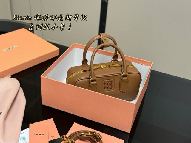 ￥ P240 升级版配盒 Size：23*11Cm Miumiu保龄球 公文包 包包甜度刚好！ 很难不爱啊啊！ 可手拎也可斜挎 绝对不是小废包哦容量足足的~~
