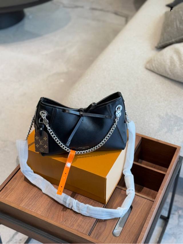 P210 Lv新款黑色羊皮Carryallbb 本款Carryall Dark手袋以柔软羊皮革塑造时尚慵懒廓形，为2025年联名村上隆三十三彩春夏秀场造型增添瞩