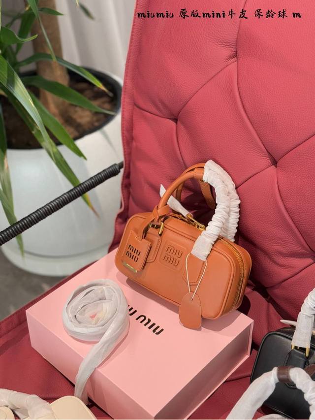 P270 Miu家保龄球包又有新成员啦迷你号可爱极了Miumiu保龄球包新出迷你号啦，小小个也太好看了吧,这款限定新尺寸必须给你们安利一波。新尺寸整体比小号缩小