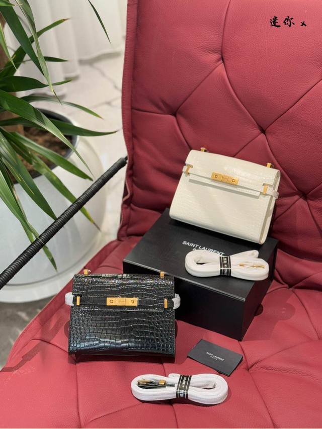 P220 圣罗兰的这款曼哈顿包包受到了许多明星的喜爱。 演员娜扎、秦岚和胡连馨都曾搭配过白色的迷你款，展现出优雅迷人的风格，仿佛在探索城市的掠影。 演员刘美彤和