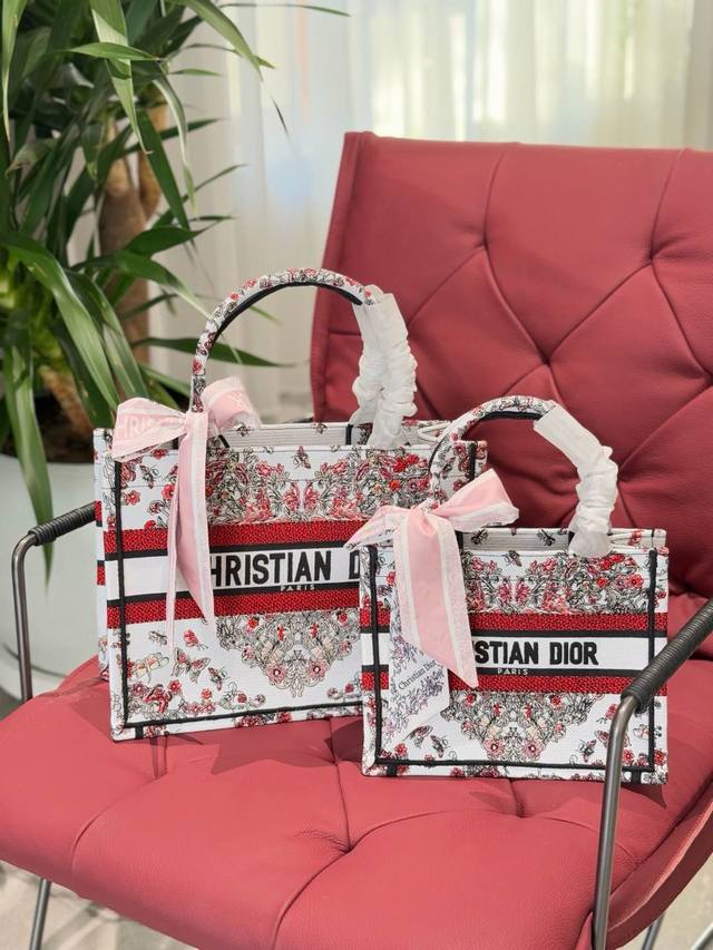P250 P290 最新热门款Dior托特盘点 Book Tote 正面有“Christian Diro 标识，格调很高，是Diro包里辨识度最高的，它的老花纹