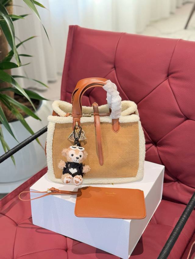 P370挂件20 Dior Toujours手提包 Diortoujours品牌Logo标志金属五金配件绒面革拼小 羊皮剪羊毛手提包女款卡其棕，这款D Ior