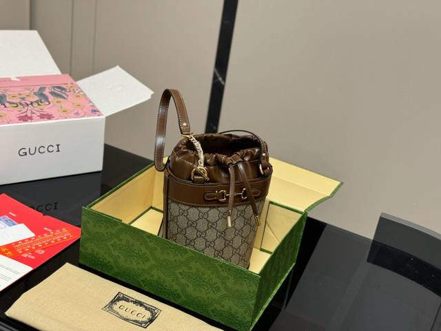 ￥ P200 配折叠盒飞机盒 尺寸 14.18Cm 古奇1955聚财水桶 你们心心念念的发财桶终于安排上了 尺寸巨可爱而且搭配了 搜索Gg 1955新款