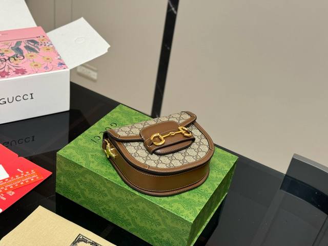 ￥ P230 配折叠盒飞机盒 尺寸 ：18*16Cm 古奇 24Ss马鞍包 经典咖啡色，尺寸巨可爱 腋下斜挎的小可爱！ 搜索Gg 1955马鞍包