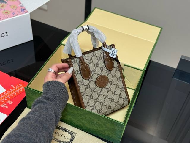 ￥ P210 折叠盒飞机盒 Size：20.16Cm 古奇 Mini Tote 琴谱包 又可以买包包啦！ 经典双G花纹 很有气质的感觉！！ 男女通用！又飒又A！