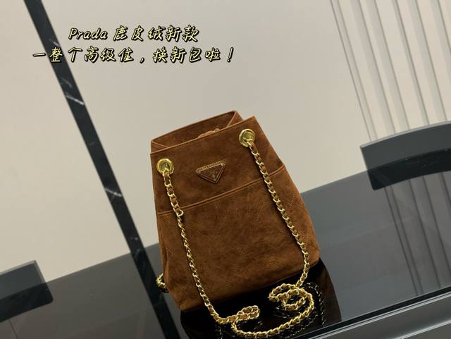 ￥ P190 配盒 Size：25.25Cm 普拉达 Hobo中古链条包 多了一份随意和简单， 完全的时尚百搭！