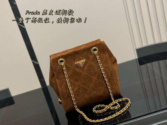 ￥ P190 配盒 Size：24.23Cm 普拉达 Hobo中古链条包 多了一份随意和简单， 完全的时尚百搭！