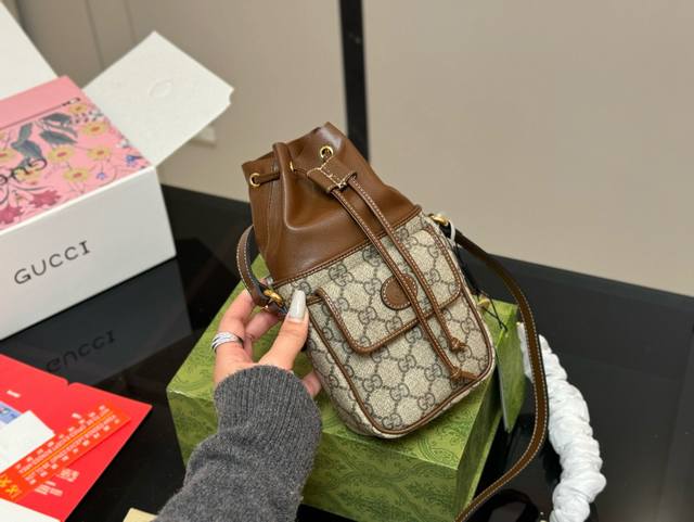 ￥ P210 配折叠盒飞机盒 尺寸 12.24Cm 古奇 水桶 你们心心念念的迷你号终于安排上了 尺寸巨可爱而且搭配了两根肩带随意切换 完美组合 搜索Gg 19