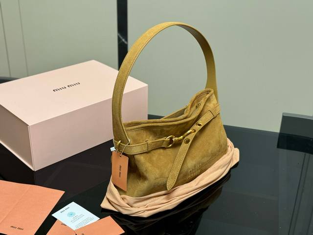 ￥ P270 配折叠盒 Miumiu 25Ss 腋下包 都市打工人注意啦！想要一款既时尚又实用的通勤包吗？这款复古腋下包，伯爵驼色，绝对是你的秋冬首选！高级感十