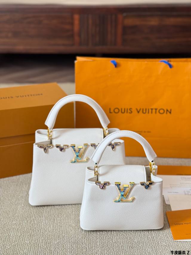 牛皮版本 P230 P220 Lv Capucines 作为Lv代表性高定包款之一的Capucines手袋，每一季都会尝试不同的设计，并搭配新配色、新材质与新饰