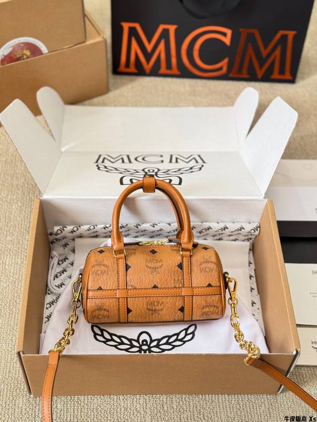 牛皮版本 P180 新升级的Mcm波士顿包包也太可了吧！ 相比于经典款，新包在细节上又做了改进包包在提手上 增加了皮革吊牌和雕花10G0 金属锁扣，整体看上去更
