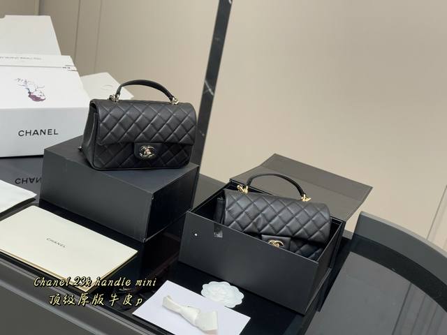 ￥ P300 折叠盒飞机盒 Size：20*12Cm 香奈儿Mini Cf Handle 无论搭配还是容量都是没得说， 真的太可爱了！ 手提的Cf！