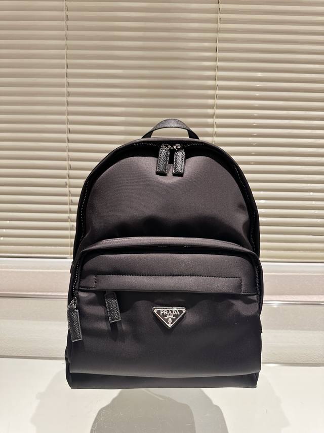 原版布 P200 Prada洋气单品 双肩包 这个系列将是Prada接下来一整季的主打款式。Prada 手袋的曲线型设计分外醒目，当手包很优雅，时尚百搭！打麻将