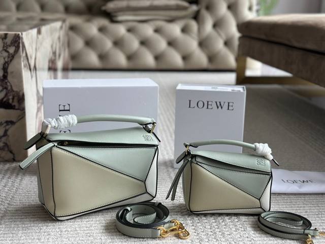 210 250 配盒 尺寸： 18*11Cm 小号 24*15Cm 大号 Loewe 几何包Puzzle 很有质感的颜色， 冰川蓝Puzzle Edge很高级哦