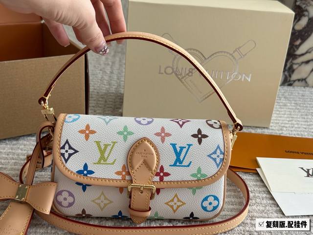 P210 复刻版白三彩 Lv 新款法棍小号出货啦 20Cm 折叠盒包装 本款Nano Diane为Monogram帆布包身融入皮革包角和传统搭扣等复古元素，复现