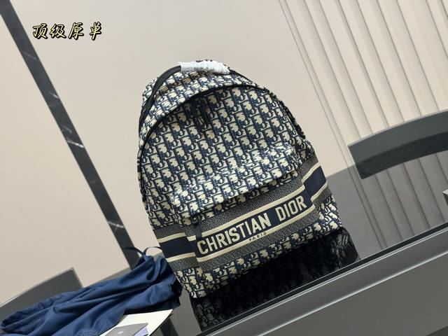 ￥ P330 原版 迪奥 爆款双肩出货 新款 男女背都好看 作为一只合格的双肩包 一定要好看 舒适 耐造 背包比较大 远途旅行带它准没错 也是学生党的最佳选择